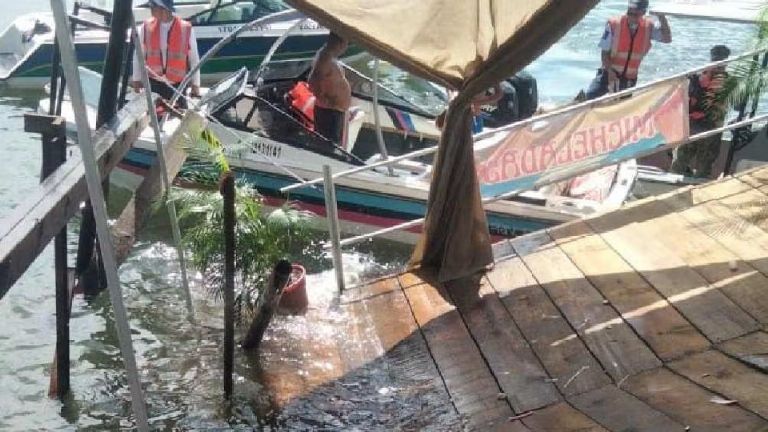 Muelle colapsa en Lago de Tequesquitengo y arroja a 30 personas al agua en Morelos