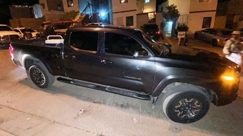 Encendida y con las puertas abiertas, presuntos sicarios abandonan pick up en Nogales