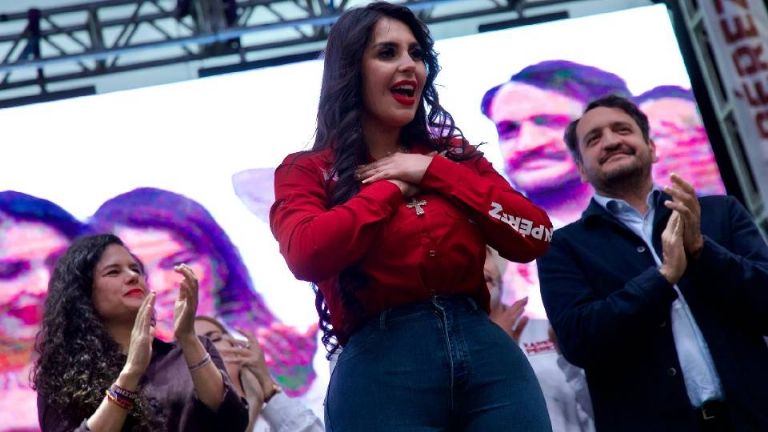 Karen Pérez militante de Morena es criticada en redes tras mitin con hijo de AMLO