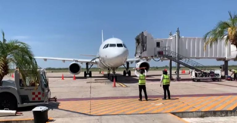 Trump amenaza con recortar sueldos a controladores aéreos