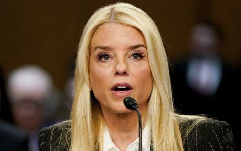 pam bondi fiscal de Estados Unidos