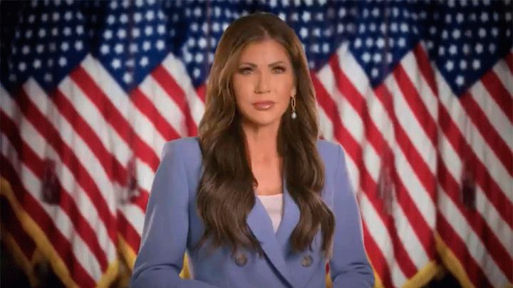 Kristi Noem aparece en anuncio de EU en México; pide a migrantes autodeportarse