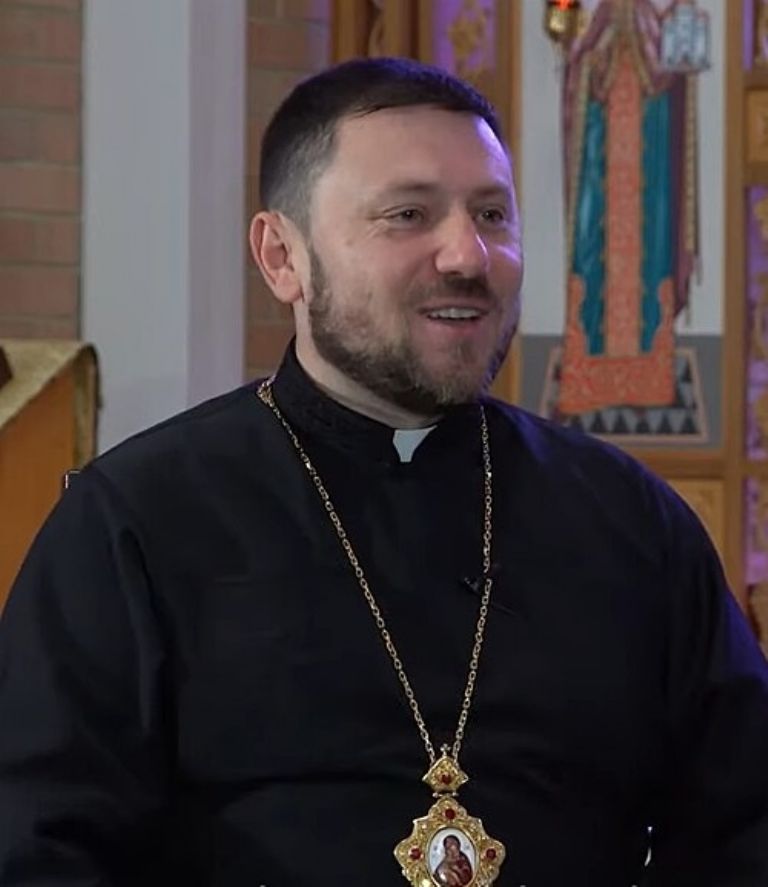 El religioso tiene 45 años 