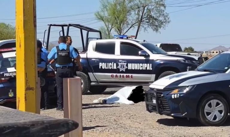 El cuerpo del joven quedó tendido sobre el camino