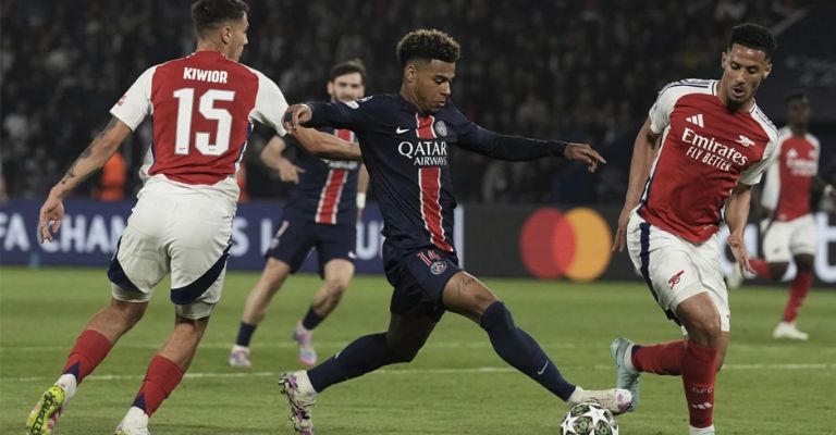 Saliba conduce el balón