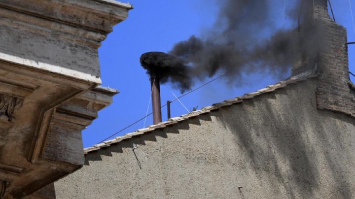 Fumata negra en el segundo día del cónclave en la Capilla Sixtina: Aún no hay nuevo Papa