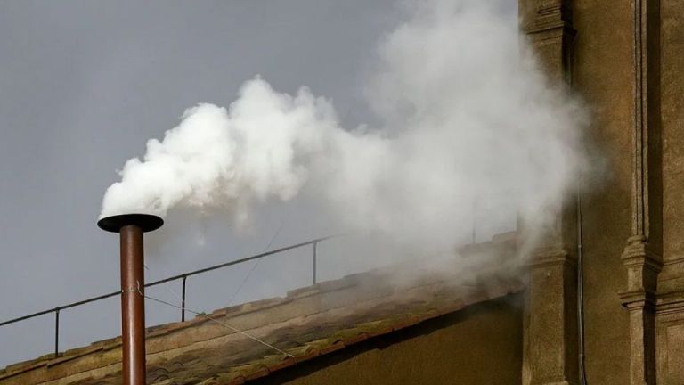 Humo blanco salió de la chimenea de la Capilla Sixtina