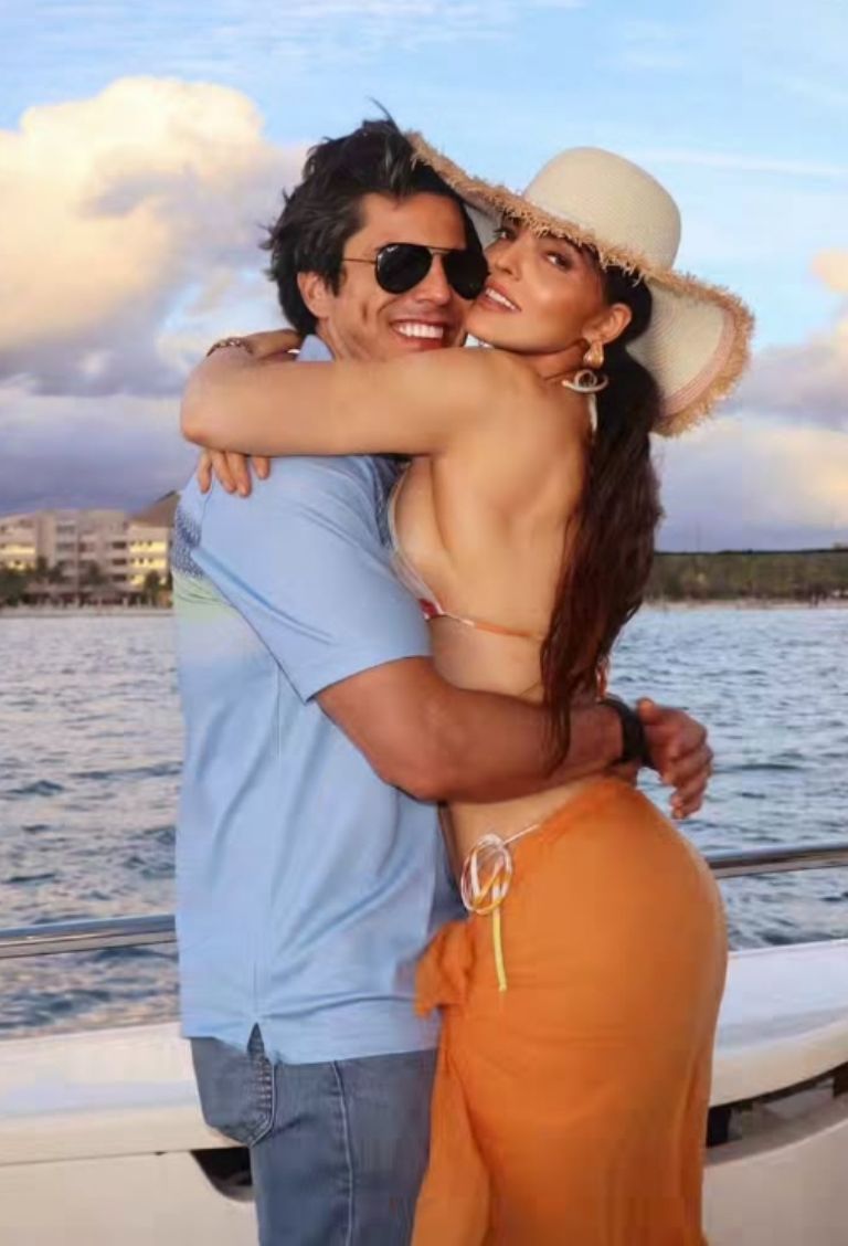 Ana Bárbara y su pareja felizmente juntos/ Créditos: Facebook