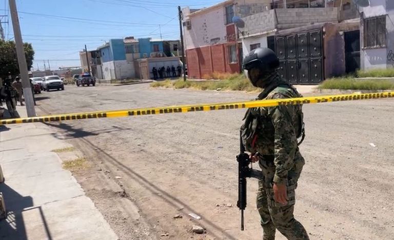 Militares y policías custodiaron el lugar de los hechos