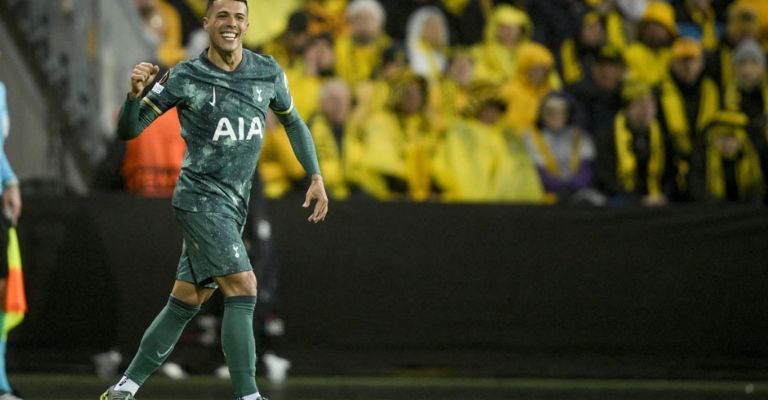 Pedro Porro celebra con sus aficionados