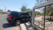 Foto ilustrativa de la nota titulada Conductor de camioneta se va de paso y derriba barda de escuela al norte de Hermosillo