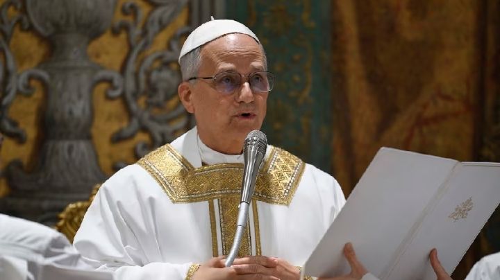 Bendice el Papa León XIV a fieles mexicanos en el patio del Santo Oficio tras su nombramiento