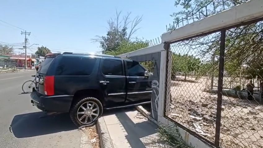 Conductor de camioneta se va de paso y derriba barda de escuela al norte de Hermosillo