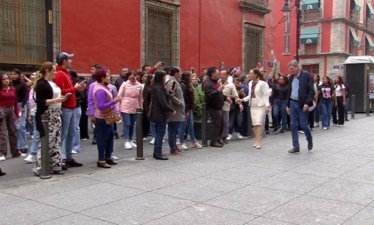 Claudia Sheinbaum saluda a ciudadanos 