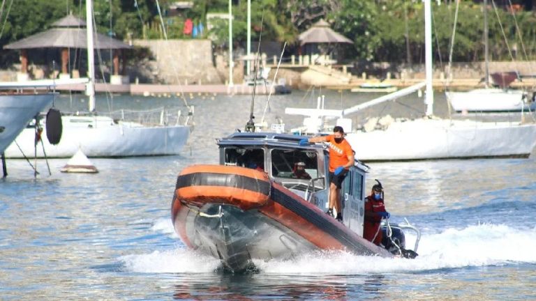 Semar Armada de México rescata a un hombre a la deriva en Bahía Yavaros, Sonora