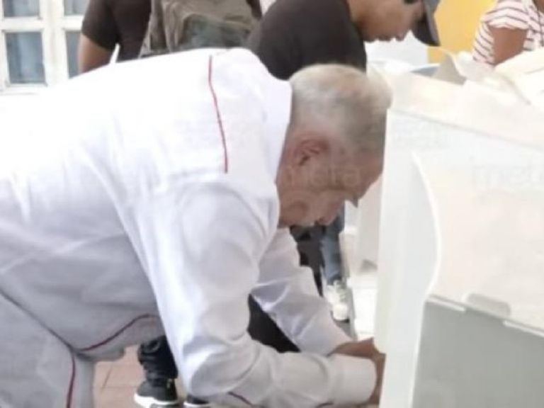 Reaparece AMLO en casilla de parque central de Palenque Chiapas desde su retiro en 2024