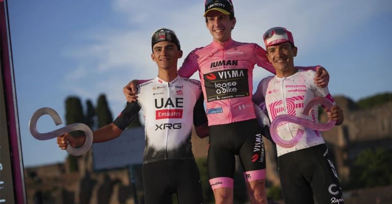 Yates, acompañado por Del Toro y Carapaz