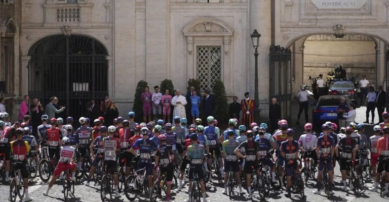 El Papa los bendijo antes de la última etapa