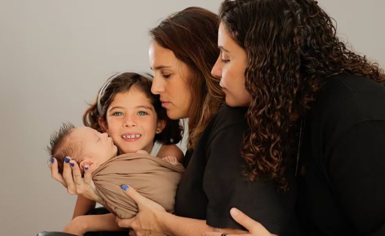 Saskia Niño de Rivera y Mariel Duayhe con sus hijas