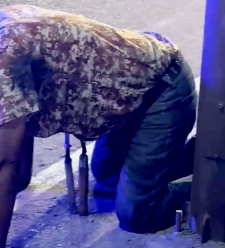 El hombre se apuñaló con dos armas en el área del estómago