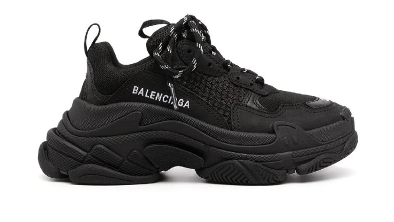 Jesús Ernesto, hijo de AMLO, es criticado por usar lujosos tenis de Balenciaga