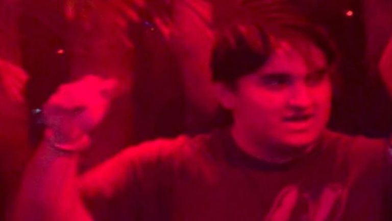 Jesús Ernesto, hijo de AMLO, es criticado por usar lujosos tenis de Balenciaga