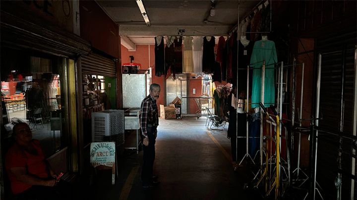 Sorprende apagón a comerciantes del centro; Mercajeme se queda en penumbras