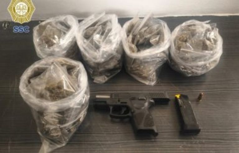 Los presuntos criminales fueron asegurados junto con supuesta droga y un arma. Foto: Facebook