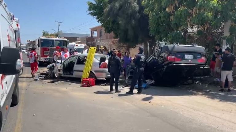 Uno de los autos terminó de cabeza tras el choque