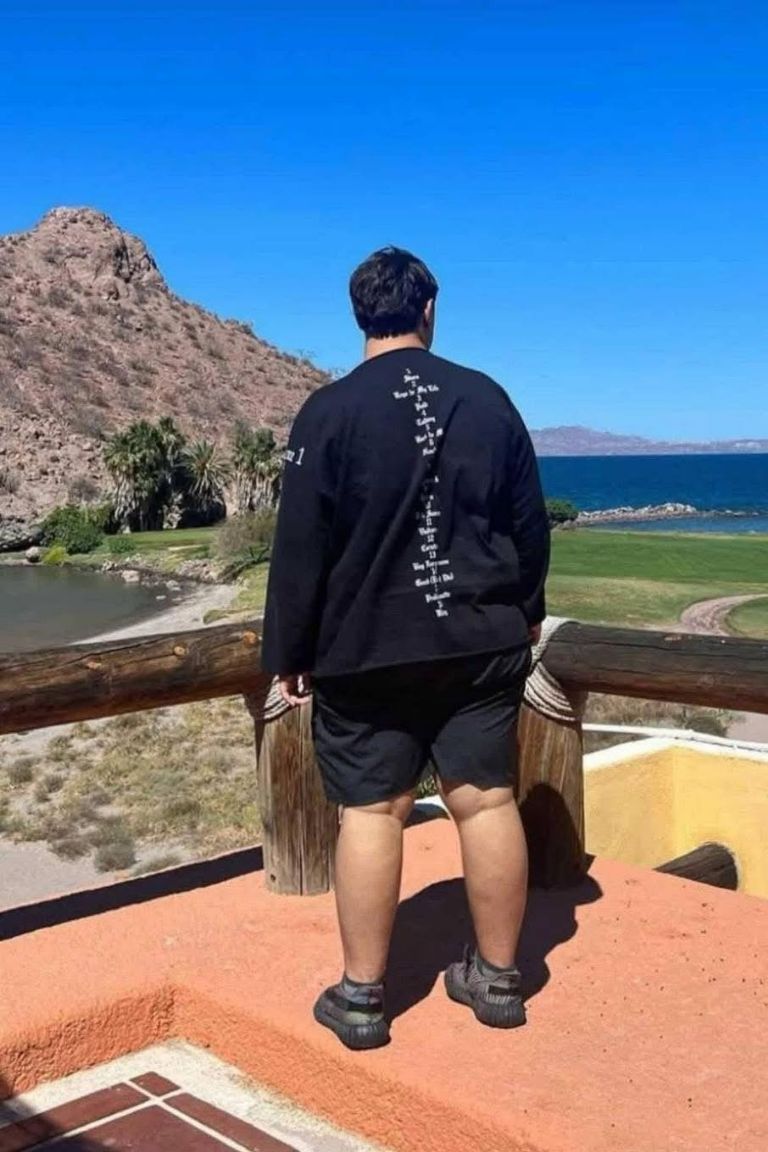 Los tenis Balenciaga se estiman en un costo de 895 euros, lo que se traduce en 19 mil 597.14 pesos mexicanos