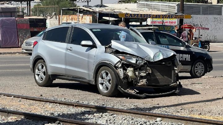 Tren de carga impacta vehículo sin registrar personas lesionadas en Ciudad Obregón