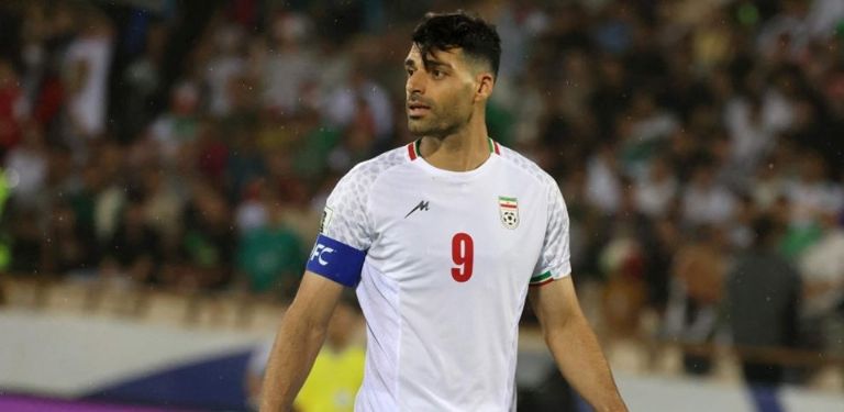 El delantero se encuentra en Teherán y no puede viajar a Los Angeles al estar cerrado el espacio aereo