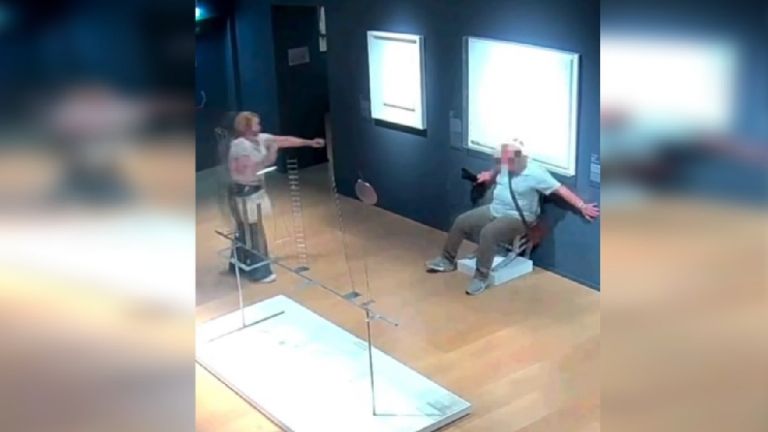 Pareja de turistas daña La silla de Van Gogh de Nicola Bolla en museo de Verona