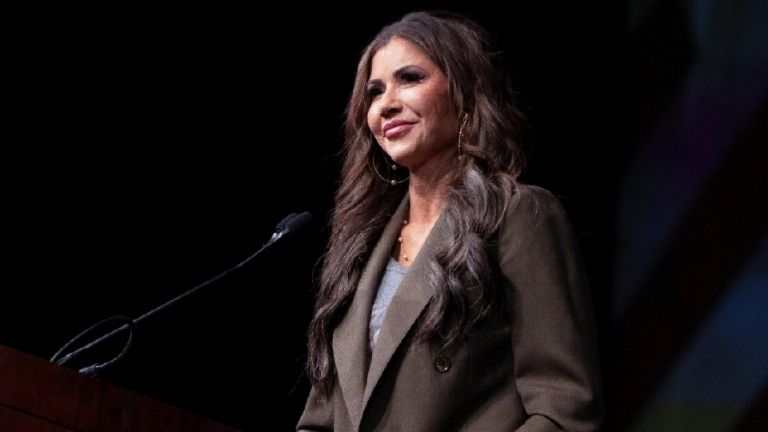 Kristi Noem es hospitalizada de emergencia por reacción alérgica en Washington