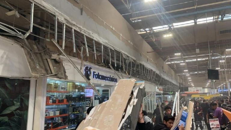 Colapso de plafón en supermercado deja dos lesionados en la Ciudad de México