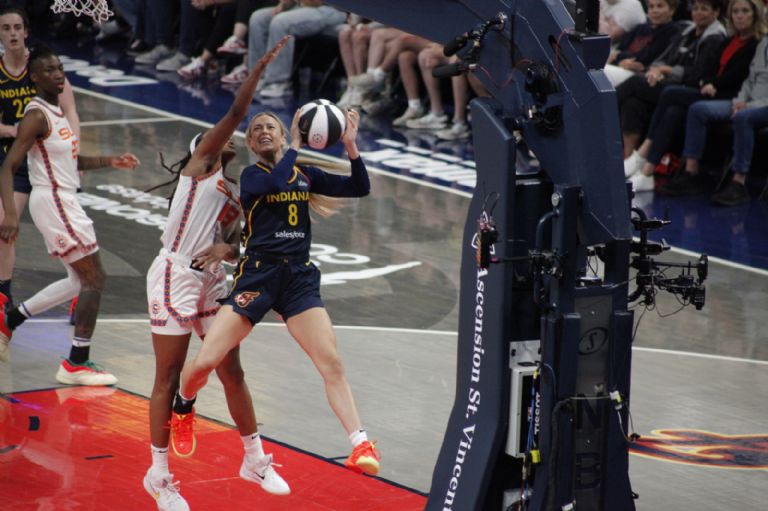 Con polémica arbitral, seis faltas técnicas, tres expulsiones y 20 puntos en el segundo partido de Caitlin Clark comandó la victoria del Fever