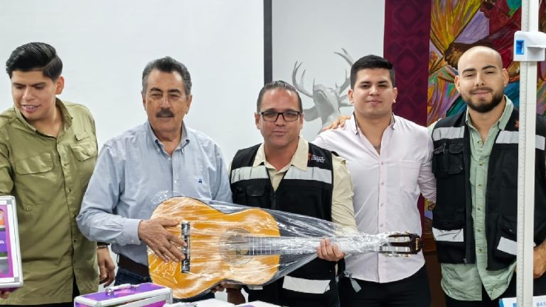 Entregan botiquines menstruales y materiales para bienestar integral en Cajeme