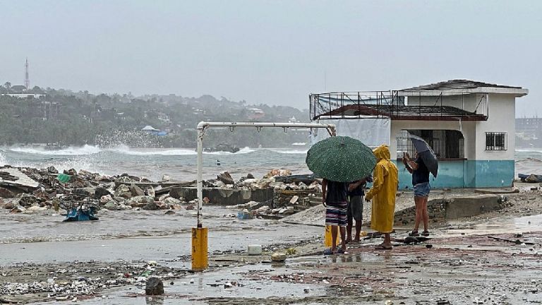 Claudia Sheinbaum reporta afectaciones por huracán 'Erick' en el Sur de México