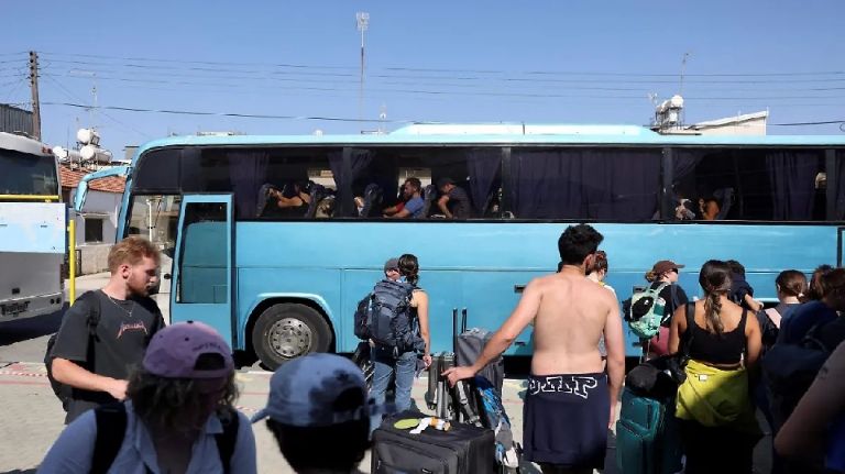 Varios conaionales dejaron Israel via terrestre ante cierre del espacio aereo