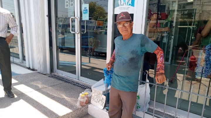 Don Ramón lucha diario para llevar el sustento a su casa a sus 75 años en Empalme