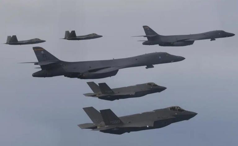La Fuerza Aérea de Estados Unidos despliega varios aviones bombarderos B-2 sobre el océano Pacífico