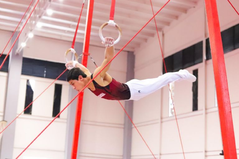 Saúl Valenzuela sube a lo más alto del podio, luego de conquistar la prubea de Anillos, en la Olimpiada Nacional de este año
