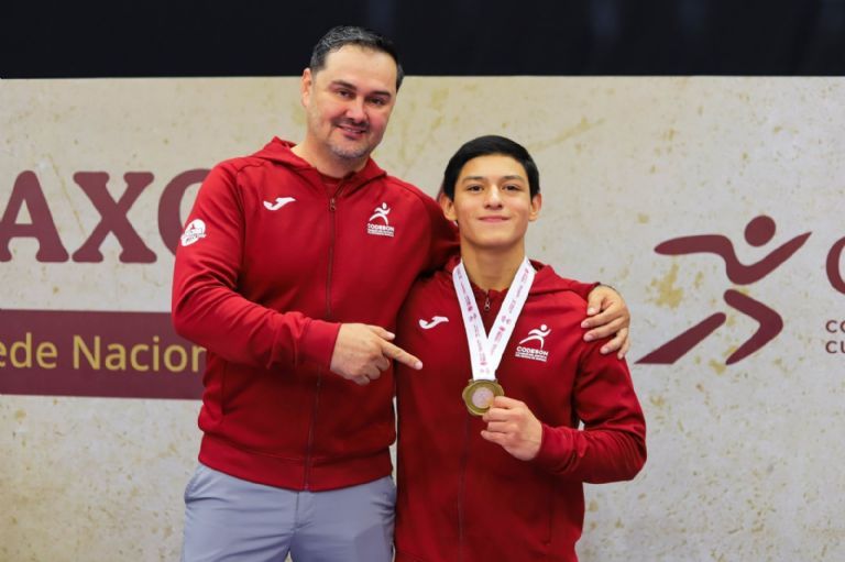 Saúl Valenzuela sube a lo más alto del podio, luego de conquistar la prubea de Anillos, en la Olimpiada Nacional de este año