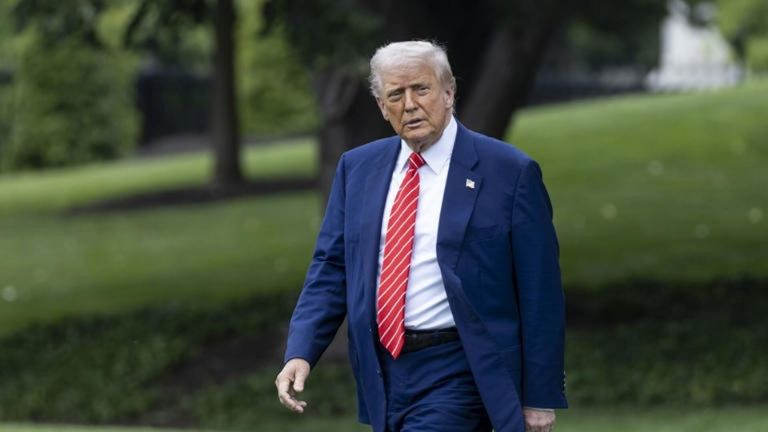 Trump advierte a ciudadanos no viajar al extranjero en caso de no ser necesario