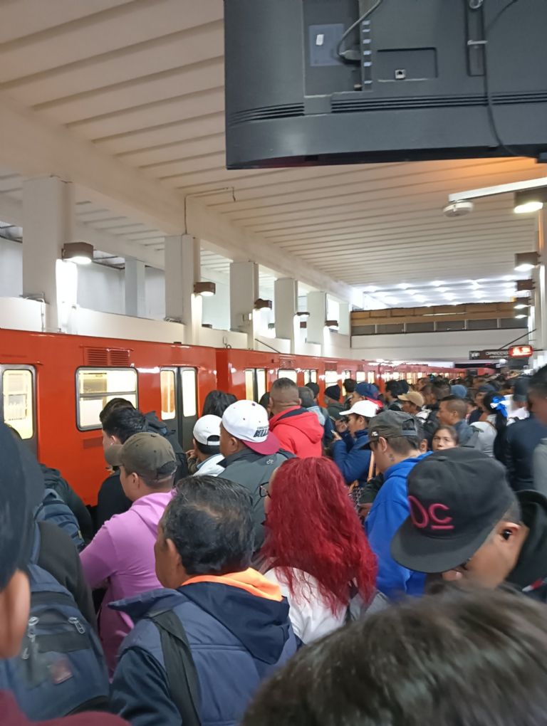 Reportan retrasos en el Metro CDMX hoy lunes 23 de junio. Foto: Conagua