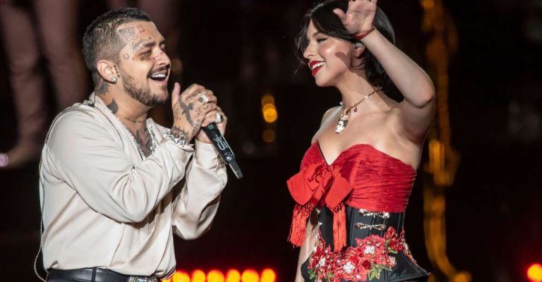 Ángela Aguilar armaría tremenda escena de celos a Nodal en concierto y VIDEO expone agresión