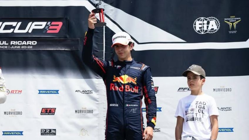 El piloto mexicano Ernesto Rivera sube al podio en el circuito de Paul Ricard