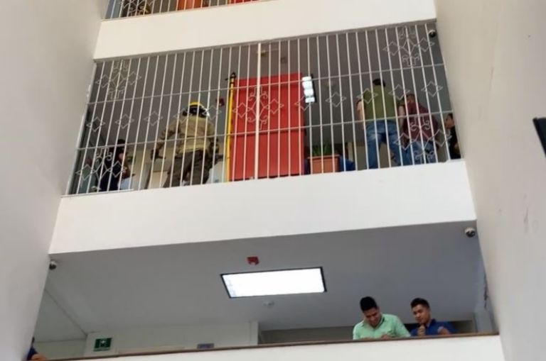 Bomberos y personal de mantenimiento trabajaron en el lugar