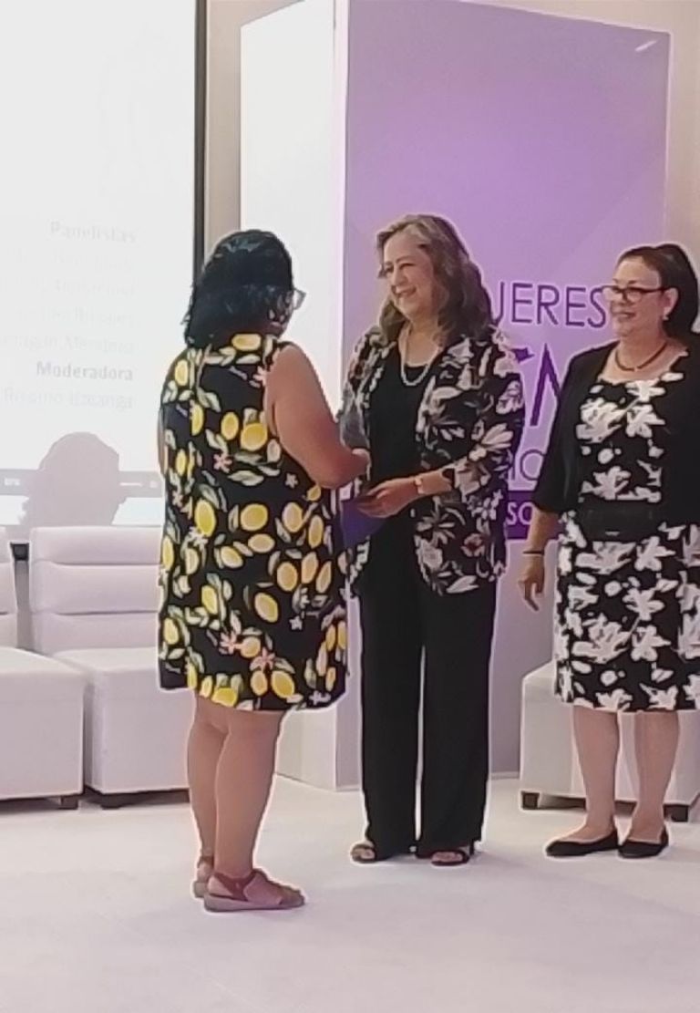 La entrega del reconocimiento a Lourdes Vega