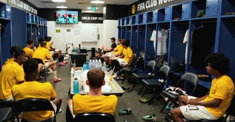 Integrantes del Dortmund ven el juego desde el vestidor